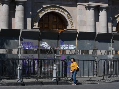 Protegen con vallas metálicas monumentos y edificios históricos de la CDMX previo al 8M