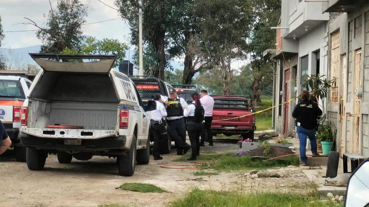 Autoridades acuden al domicilio donde ocurrió el asesinato de la mujer, presuntamente, a manos de su hijo de 20 años, en la tenencia Morelos, perteneciente al municipio de Morelia, Michoacá
