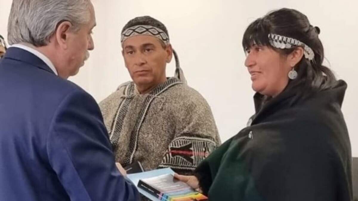 El presidente Alberto Fernández junto a integrantes de la comunidad Mapuche neuquina. Fuente: (Facebook)