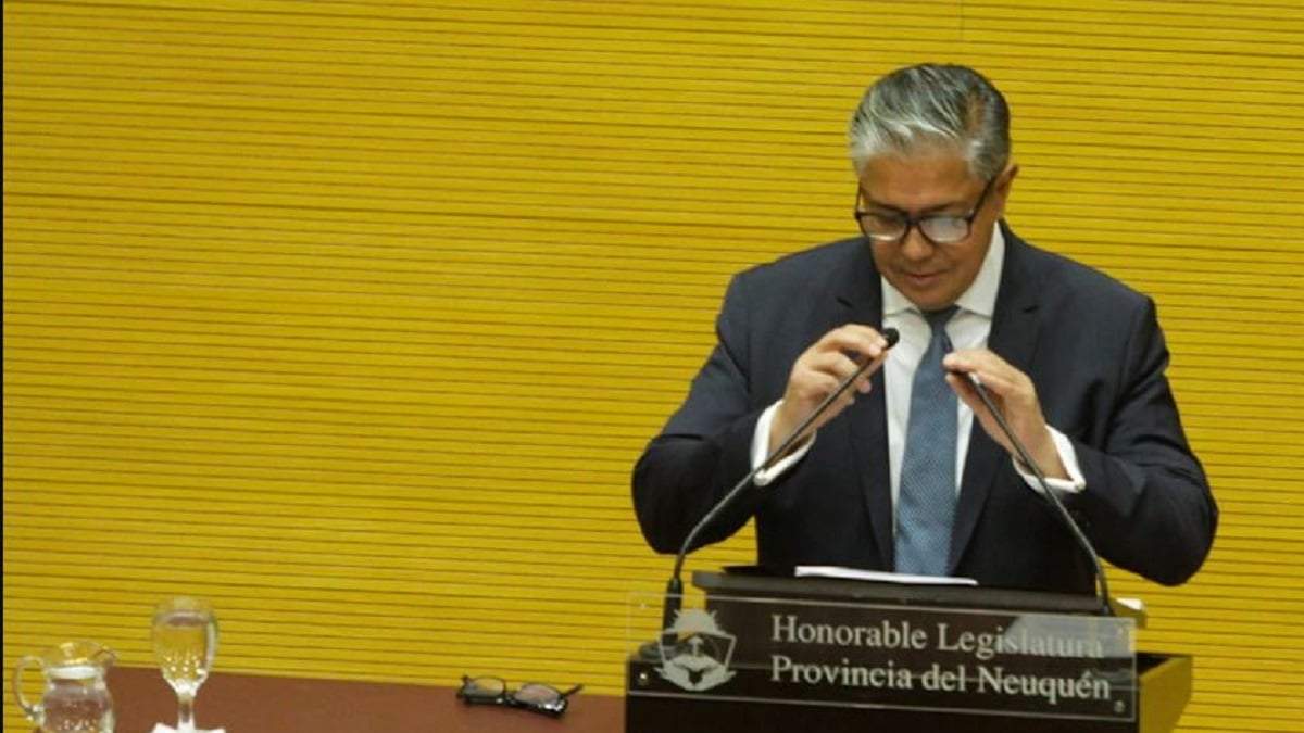 El gobernador Rolando Figueroa en el discurso de inicio de sesiones de la legislatura. Fuente: (Emiliano Ortiz)