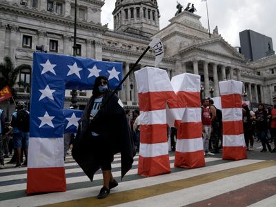 Argentina paga 2 mil 700 millones de dólares al FMI mientras espera por nuevo acuerdo por deuda