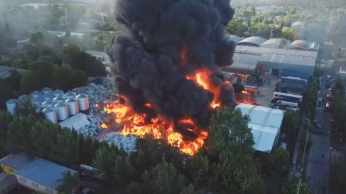 El incendio afectó gravemente a una fábrica de plásticos. Fuente: (Twitter)