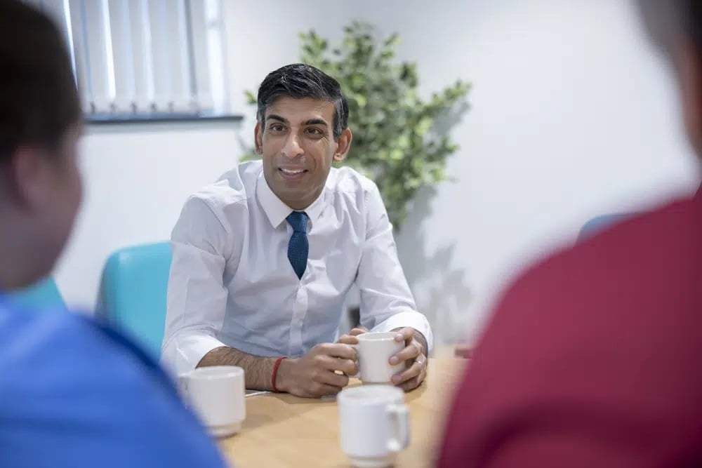 El primer ministro británico Rishi Sunak en Oldham, Inglaterra, el 13 de febrero de 2023