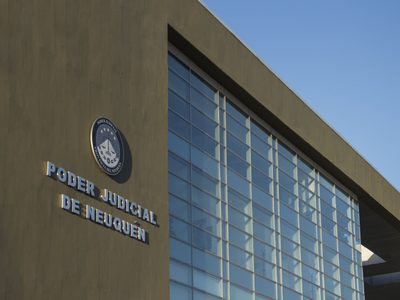 Una emprendedora es investigada por robar dólares a punta de pistola