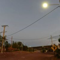 La noche ya no es un límite: el impacto de la luz constante en Los Chihuidos