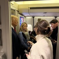 Trump celebra marcha atrás de Colombia y defiende que migrantes deportados estén esposados