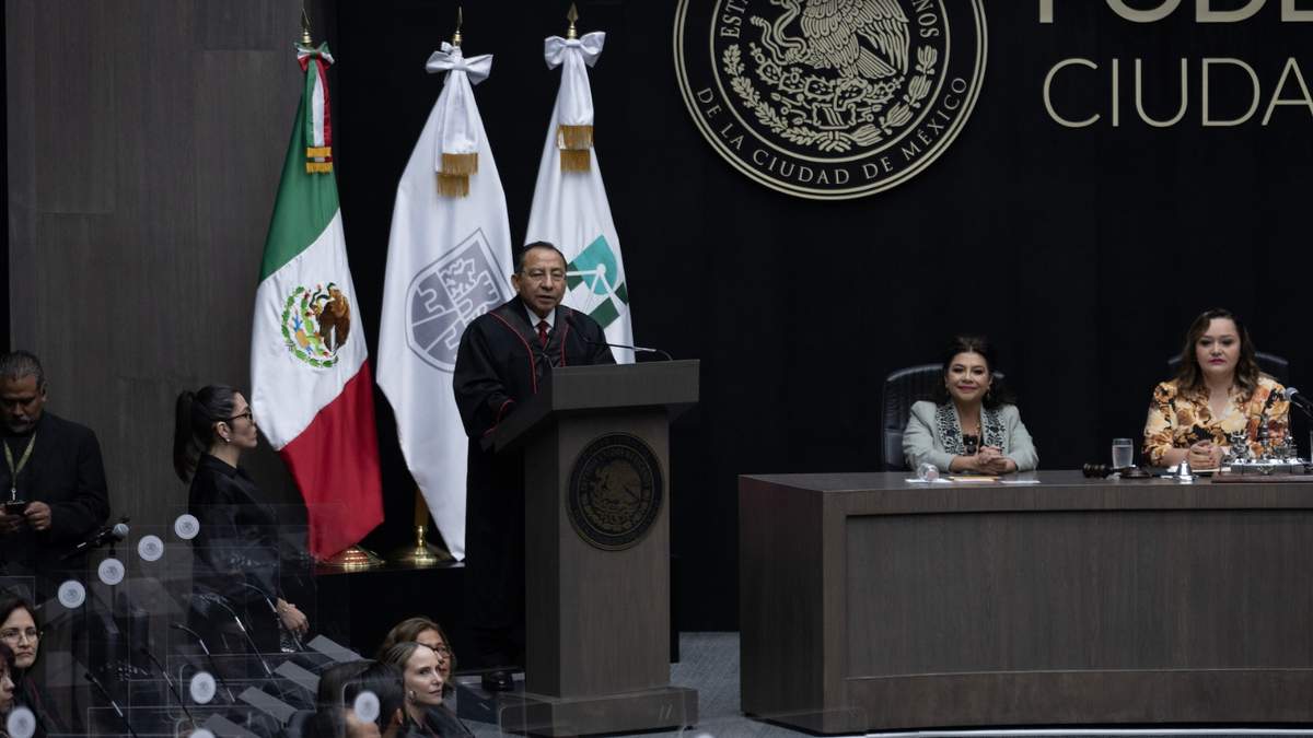 El magistrado presidente del Tribunal Superior de Justicia de la Ciudad de México, Rafael Guerra Álvarez, y la jefa de Gobierno, Clara Brugada, en la ceremonia
