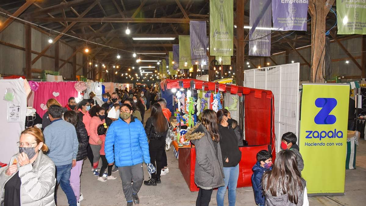La feria aglomera a emprendedores, artesanos y productores de Zapala. Fuente: (Twitter)