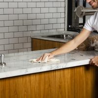 Con solo 4 ingredientes, el truco de la abuela para dejar tu mesada de granito reluciente como el primer día