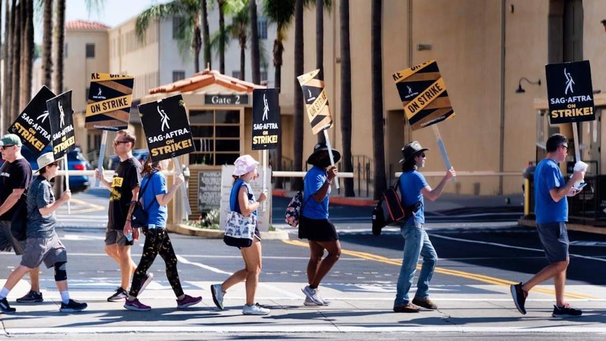 En una muestra de solidaridad, guionistas se unen a las protestas del Sindicato de Actores SAG-AFTRA frente a la entrada de los estudios Warner Bros el martes