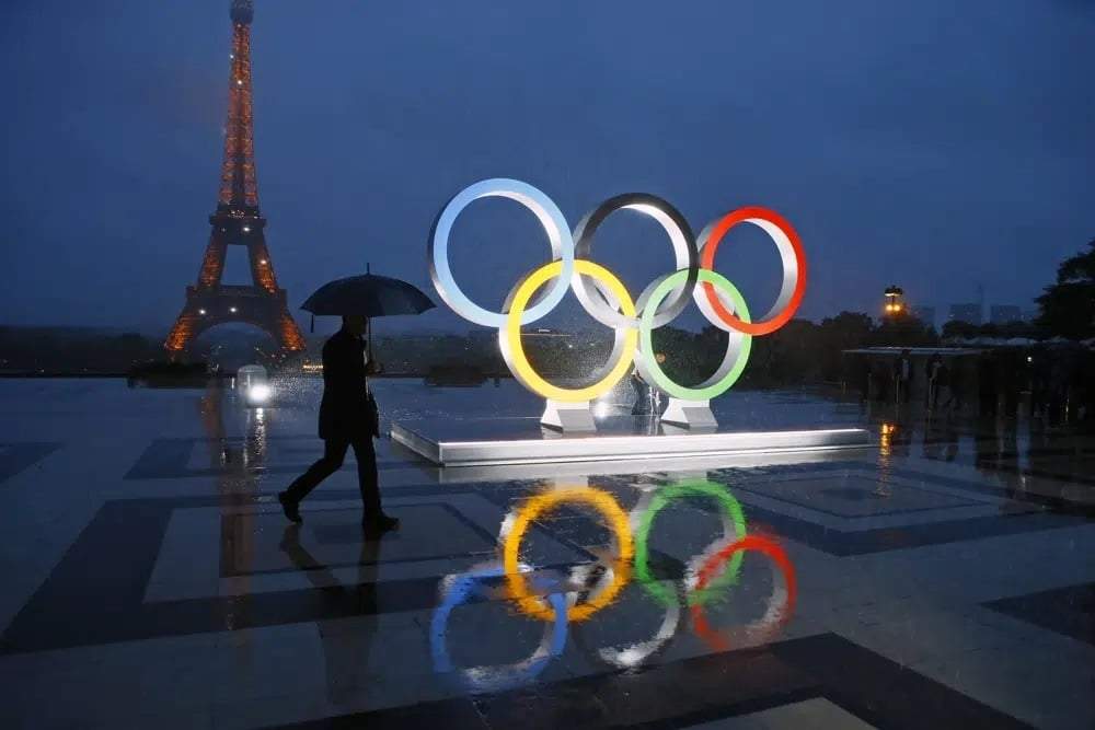 Los aros olímpicos en la plaza Trocadero frente a la Torre Eiffel, el 13 de septiembre de 2017, en París