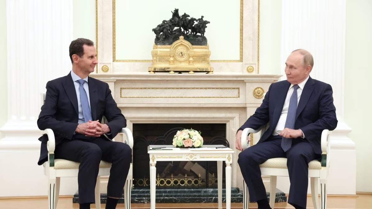 El presidente de Siria, Bashar Assad, a la izquierda, habla con el presidente de Rusia, Vladímir Putin