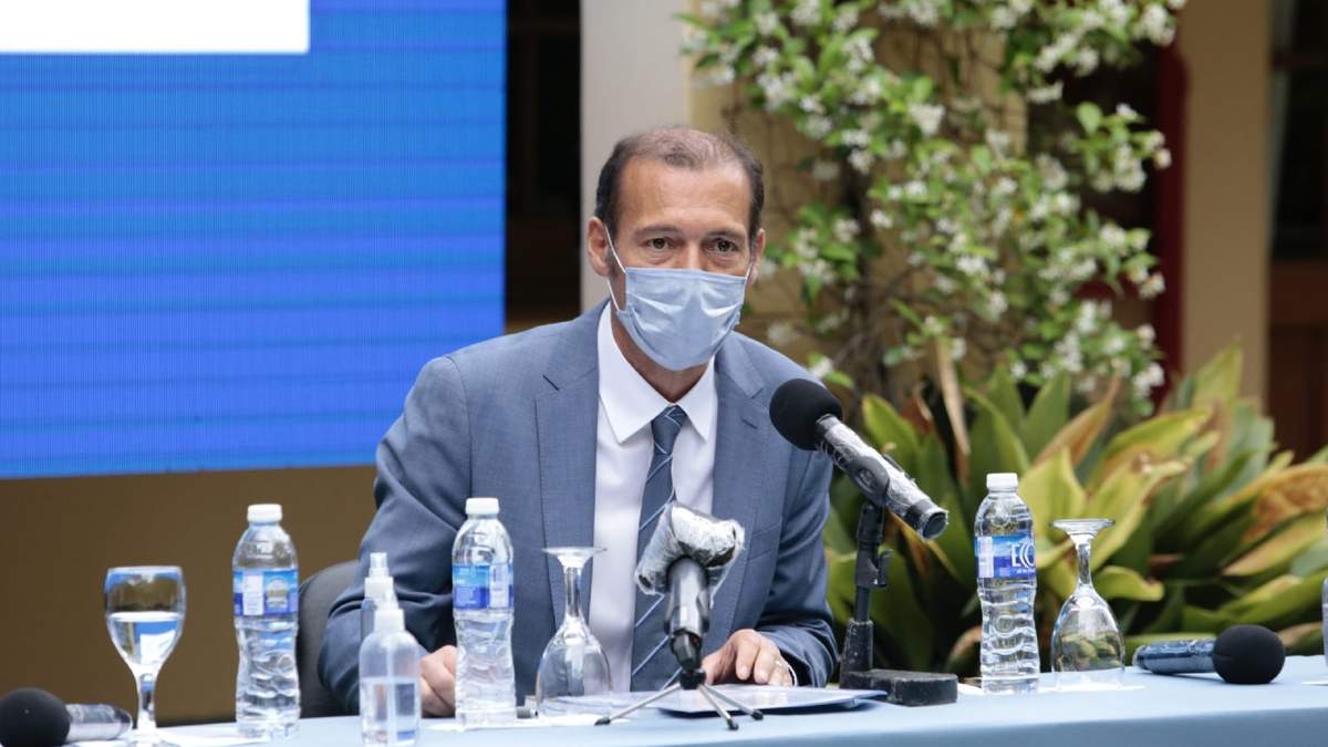 Omar Gutiérrez, gobernador de la provincia de Neuquén, en conferencia de prensa. Fuente: (Twitter)