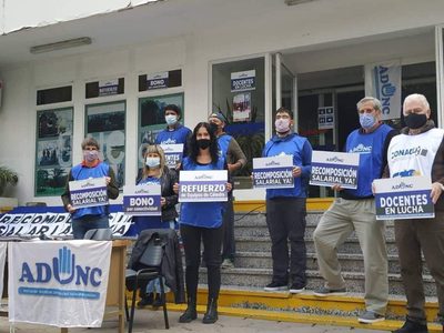 Docentes de la UNCo en lucha: exigen negociar salarios y condiciones laborales