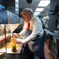 Trump trabaja en la freidora de un McDonald's (Video)