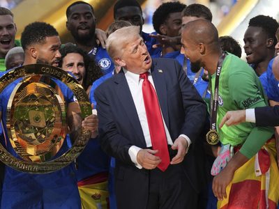 Cole Palmer quedó sorprendido al compartir podio del Mundial de Clubes con Trump (Video)