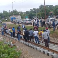 Bloquean obras del Corredor Interoceánico y exigen a AMLO cumplir lema 'primero los pobres”