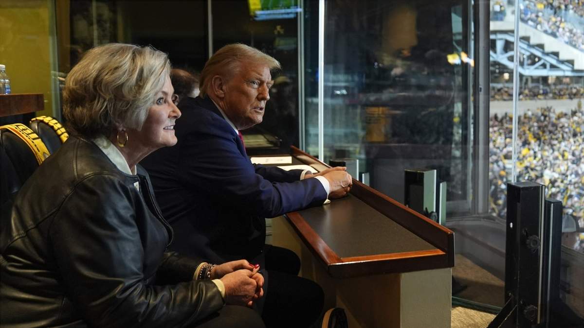 Donald Trump acompañado de Susie Wiles durante el partido entre los Jets de Nueva York y los Steelers de Pittsburgh, en octubre
