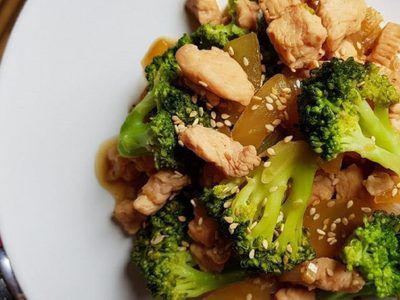 Pollo con brócoli a la crema: una excelente opción para cocinar algo rico y bien jugoso