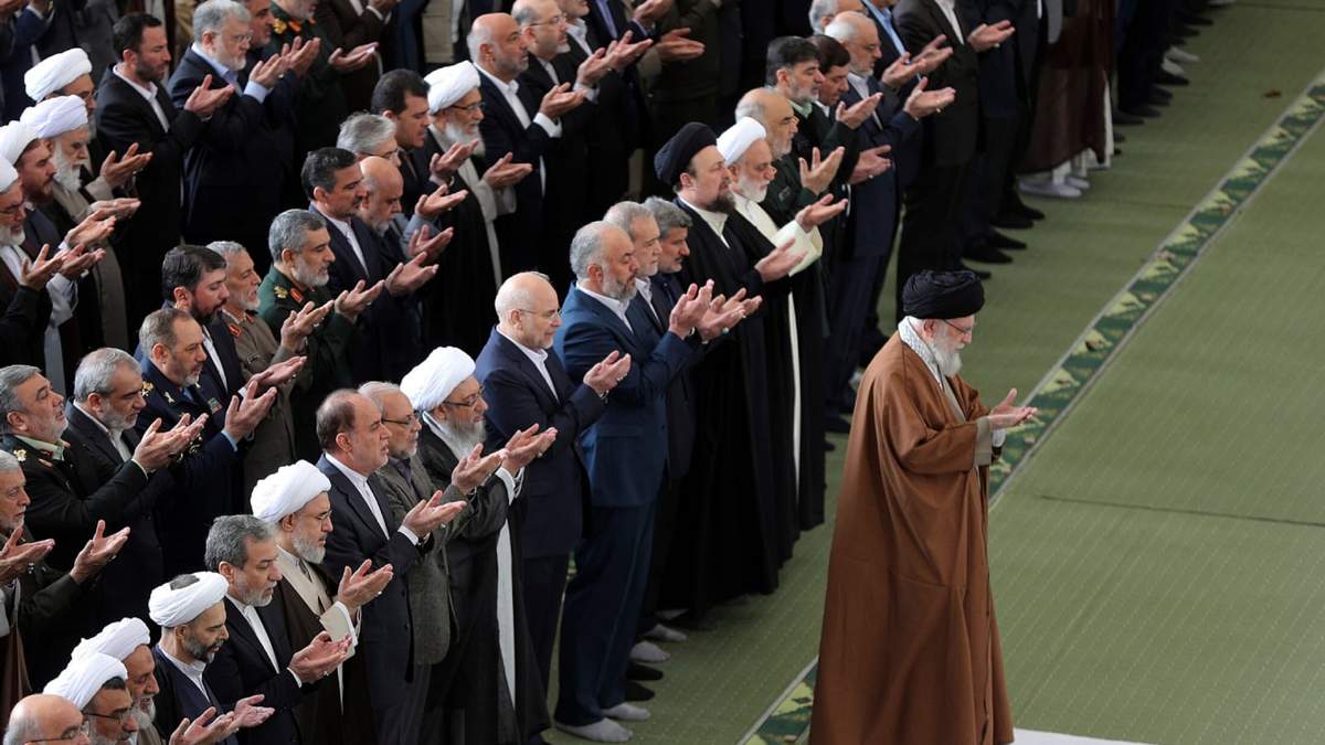 El ayatolá Alí Jamenei, que muestra a Jamenei liderando oraciones con motivo del Eid al-Fitr en la Gran Mezquita Imam Jomeini de Teherán, el 31 de marzo del 2025