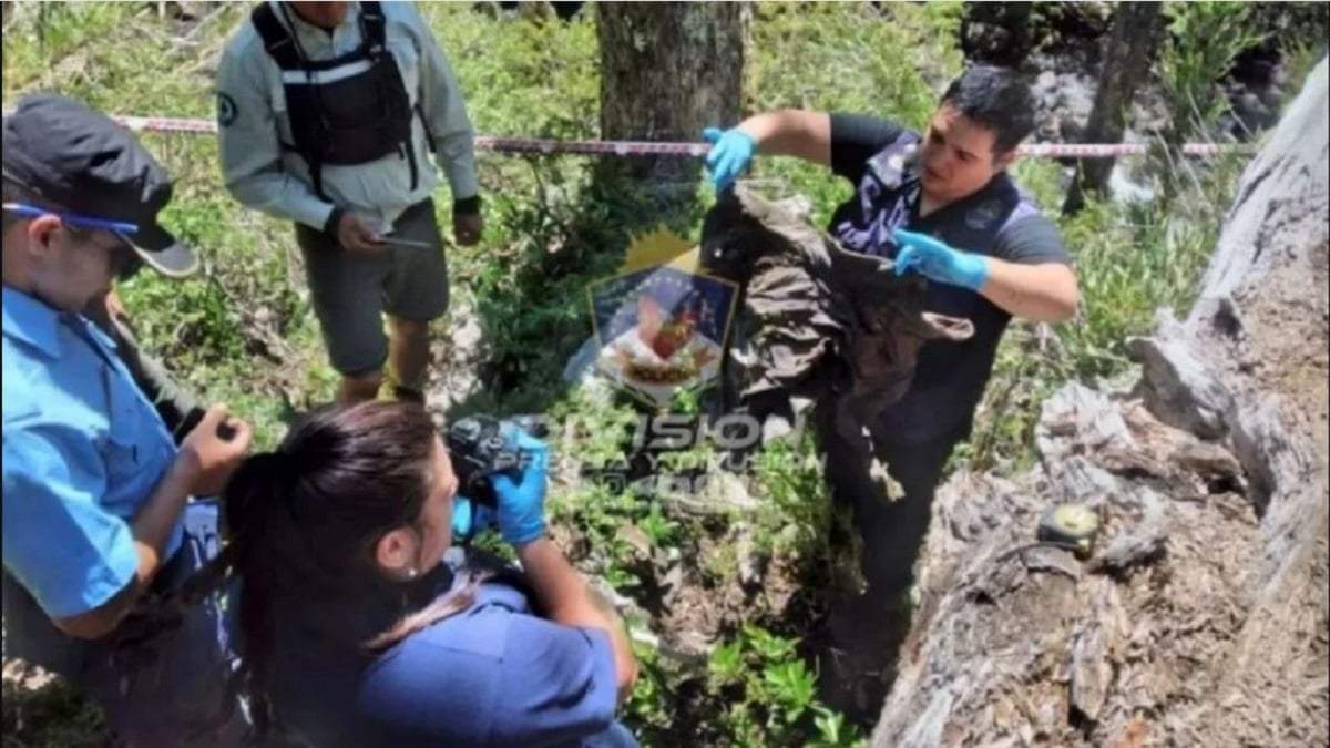 Efectivos policiales y de otras fuerzas retiran los restos óseos hallados en Aluminé. Fuente: (Policía de Neuquén)