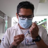 Quinta ola de covid-19 rompe récords de muertos y contagios diarios