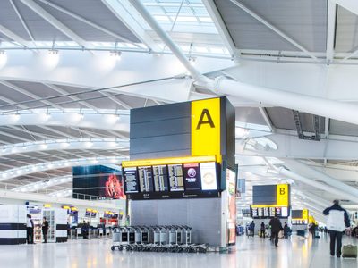 Bruselas pide a los 27 reabrir tráfico con Reino Unido para permitir viajes esenciales y suministro