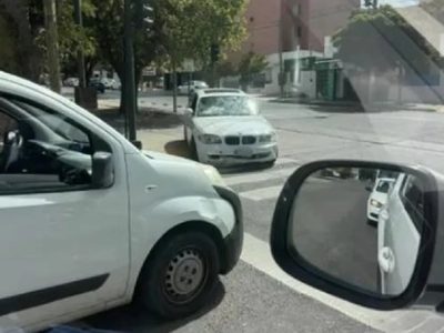 Buscan al conductor de un BMW que chocó y huyó del lugar