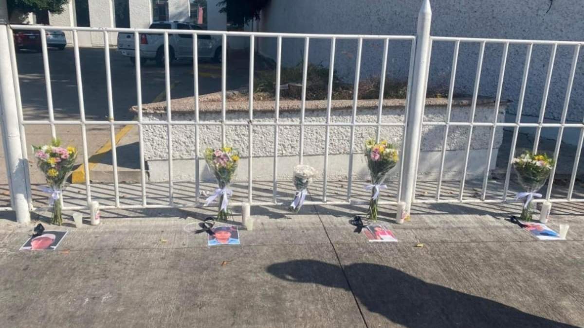 Flores y fotografías de las cuatro víctimas fueron colocadas en el sitio donde solía instalarse la taquería