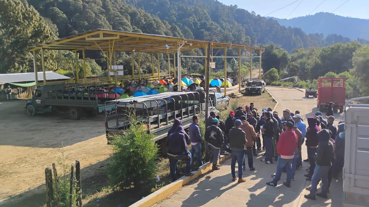 Comisarios y pobladores bloquean el paso a efectivos del Ejército en la sierra de Guerrero