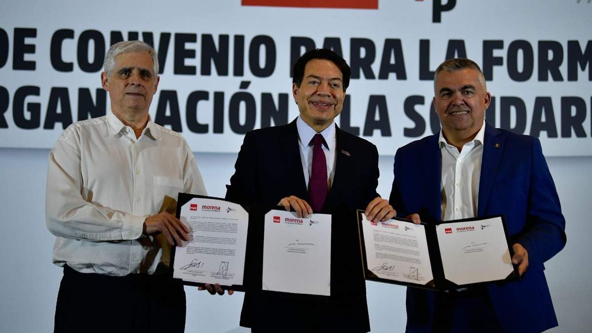 Rafael Barajas "El Fisgón", Mario Delgado, líder de Morena, y Santos Cerdán, secretario de Organización del PSOE