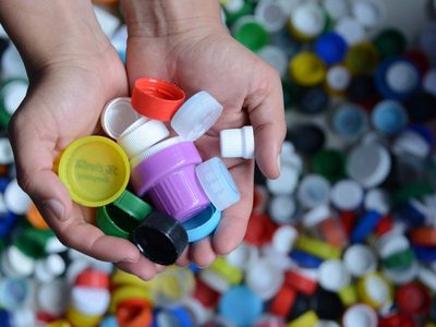 No tires las tapitas plásticas de las botellas de gaseosa: mirá esta gran idea para reparar las tapas de tus ollas