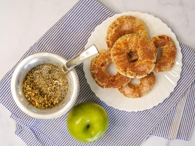 Donas de manzana exprés: en 5 minutos y con pocos ingredientes, una receta deliciosa para los mates de la tarde