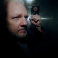 Justicia sueca solicita detención de Assange por violación