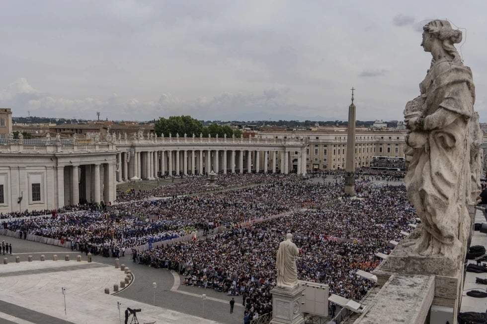 Una multitud se reúne en la Plaza de San Pedro del Vaticano, donde el recién elegido papa León XIV impartirá una bendición desde el balcón central de la Basílica de San Pedro el domingo 11 de mayo de 2025.