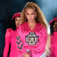 Con 63 vestidos, Beyoncé lanza esta superproducción que revaloriza la cultura afro