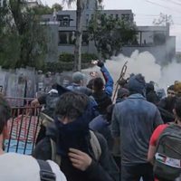 Encapuchados enfrentan a policías frente a la Embajada de Israel en México