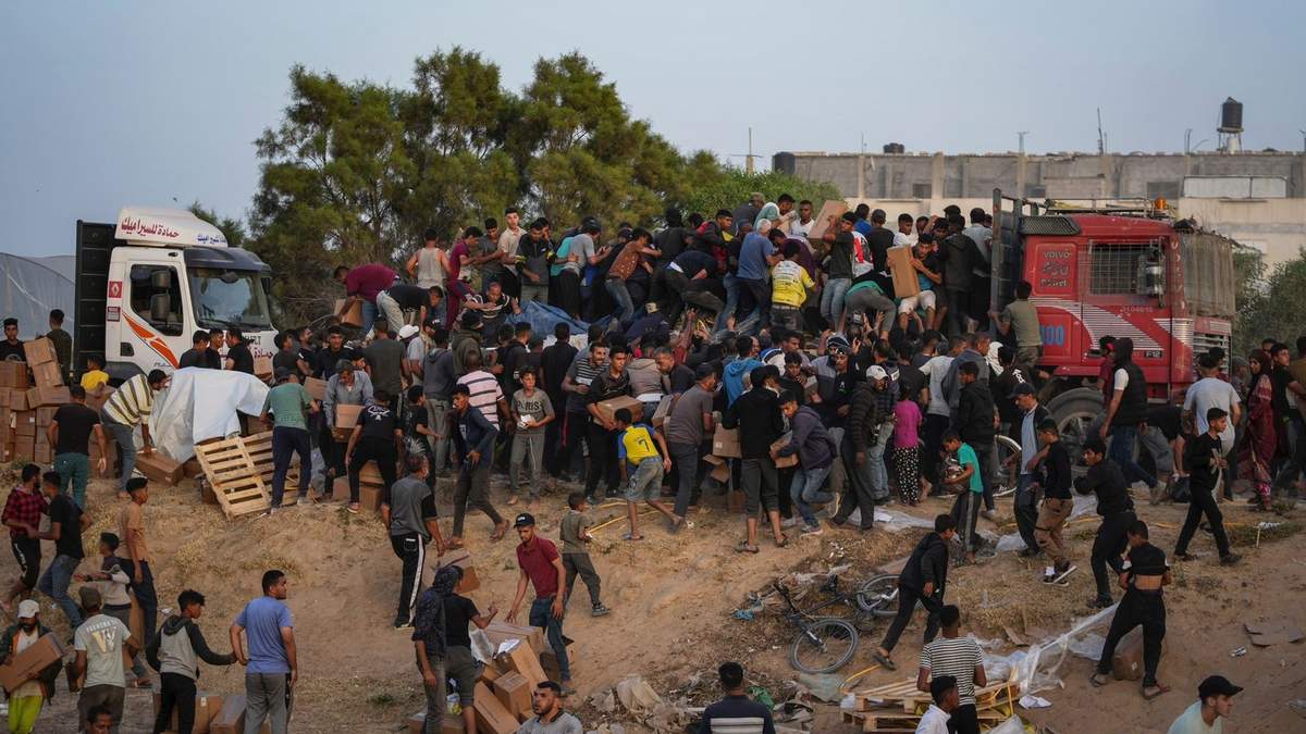 Gazatíes asaltan camión con víveres