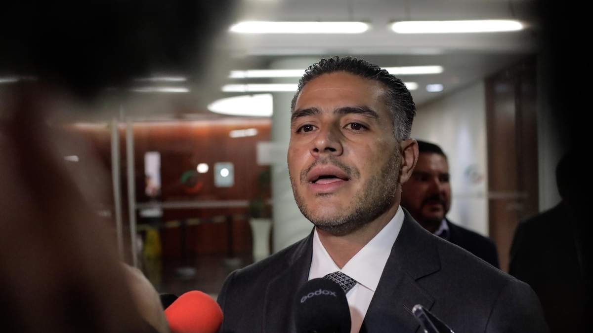 El secretario de Seguridad, Omar García Harfuch, habla con los medios, previo a su comparecencia ante el Senado de la República