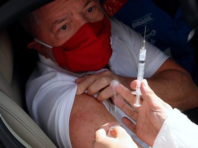 Brasil: Lula se vacunó contra el coronavirus y apuntó contra Jair Bolsonaro
