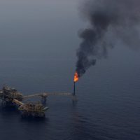 Trágico incendio en una plataforma petrolera de México: un muerto, varios heridos y desaparecidos