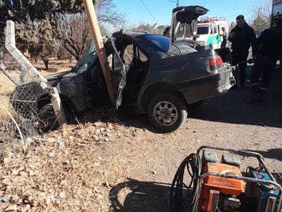 Una mujer murió al chocar su auto contra un poste de luz