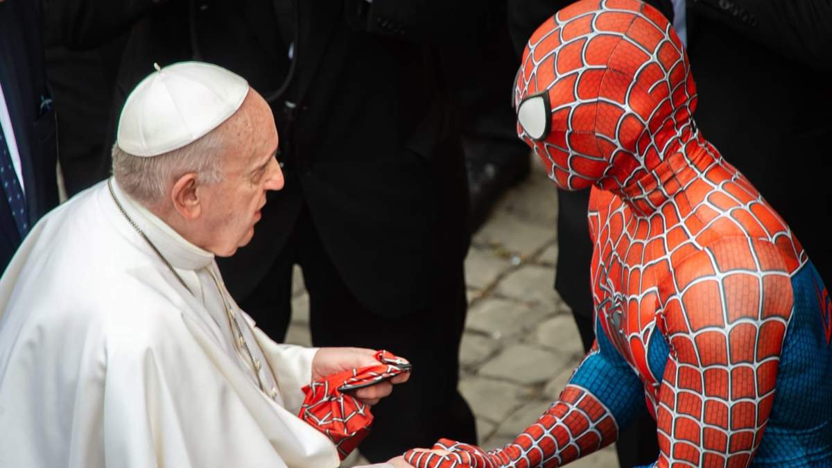 El papa Francisco junto al "Spiderman" de Italia. Fuente: (Twitter)
