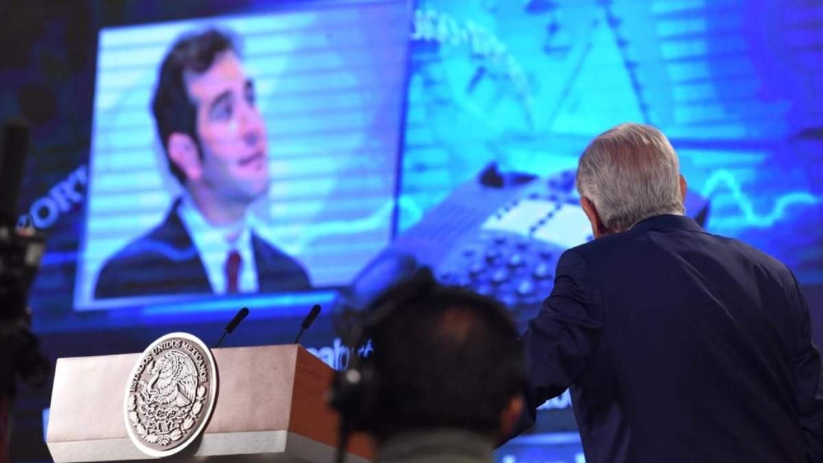 El presidente López Obrador al transmitir el audio de Lorenzo Córdova