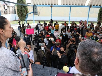 Padres de familia bloquean la México-Toluca por mal estado de escuela