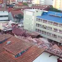 Se derrumbó un hotel de diez pisos en Villa Gesell y buscan personas entre los escombros