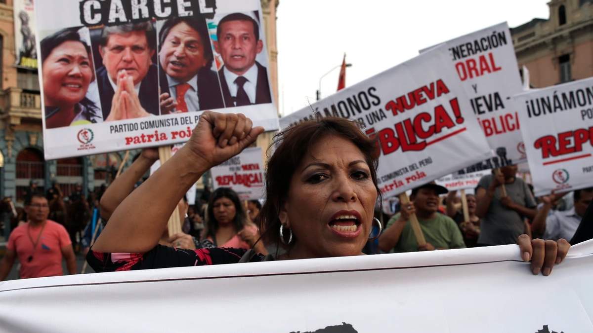 Una mujer participa en una marcha anticorrupción en 2017