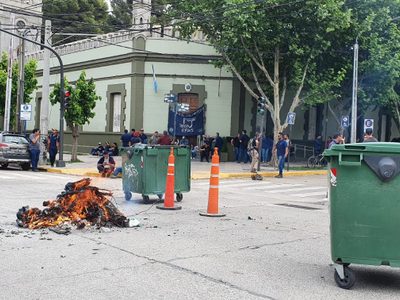 Trabajadores del EPAS manifestaron frente a Casa de Gobierno
