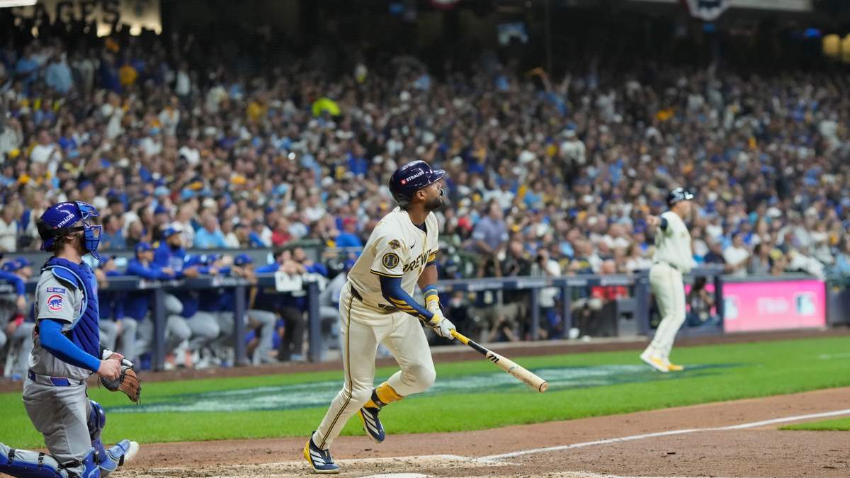 Jackson Chourio (11), de los Cerveceros de Milwaukee, observa el vuelo de un cuadrangular de tres carreras durante la cuarta entrada