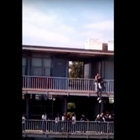 Jovencita intenta suicidarse; se  lanza del segundo piso de su escuela (Video)